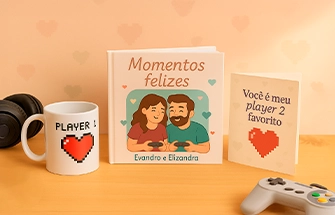 Imagem de um kit de presentes com caneca, camiseta, cartão couchê e um fotolivro com capa acrilica