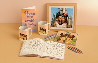 Imagem de um kit de presentes com Fotolivro, cartão couchê e um quadro