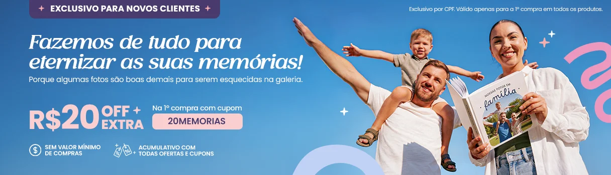 Imagem de um pai com o filho montado em seus ombros e a mãe do lado segurando um fotolivro Nicephotos do tema Familia.